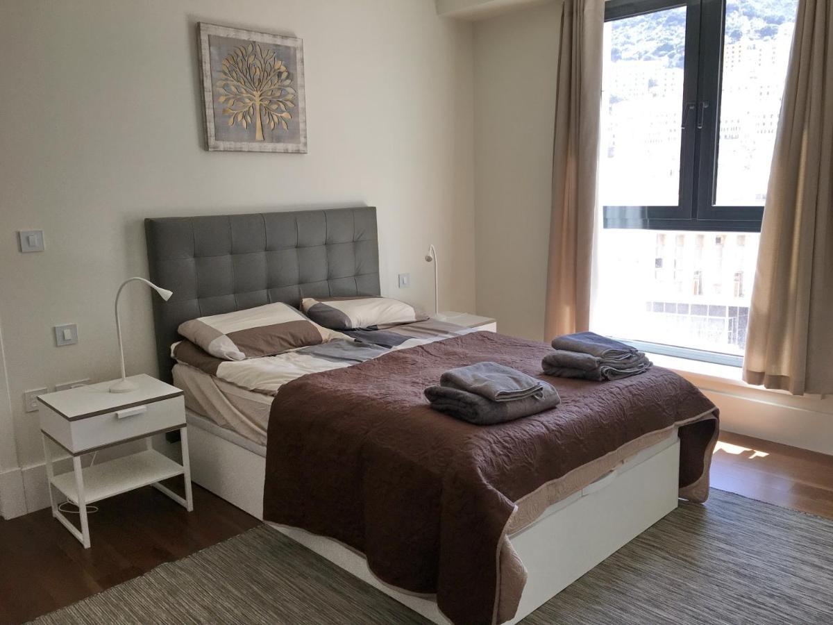 Luxurious Central Apartment With Pool Gibraltar Exteriör bild